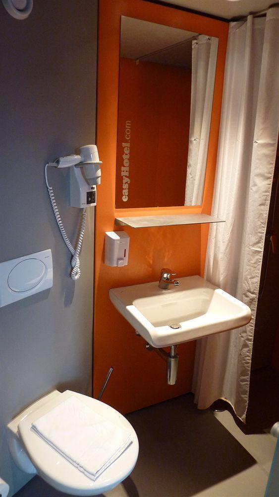 Easyhotel Zuerich City Centre Ngoại thất bức ảnh