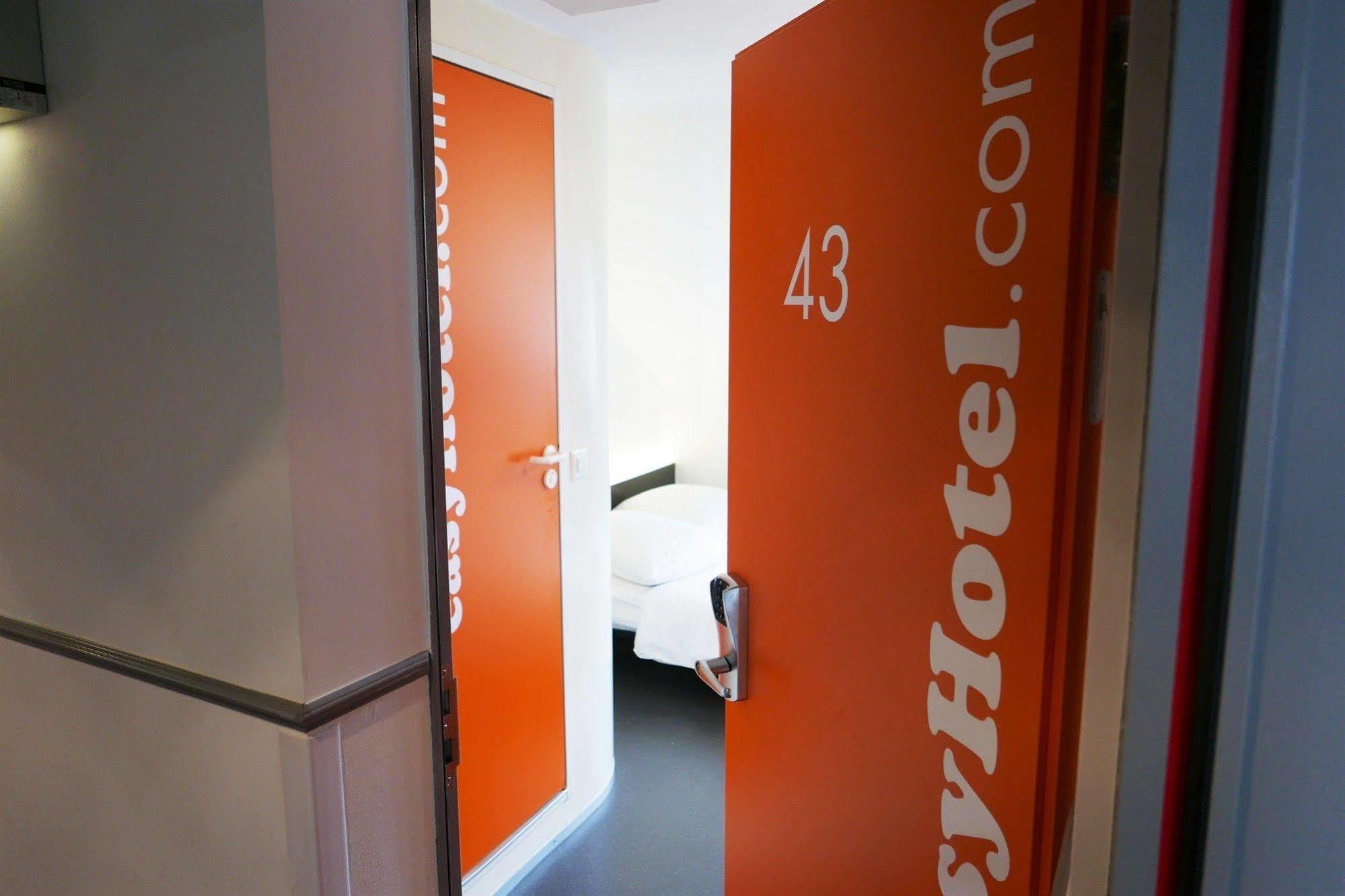 Easyhotel Zuerich City Centre Ngoại thất bức ảnh