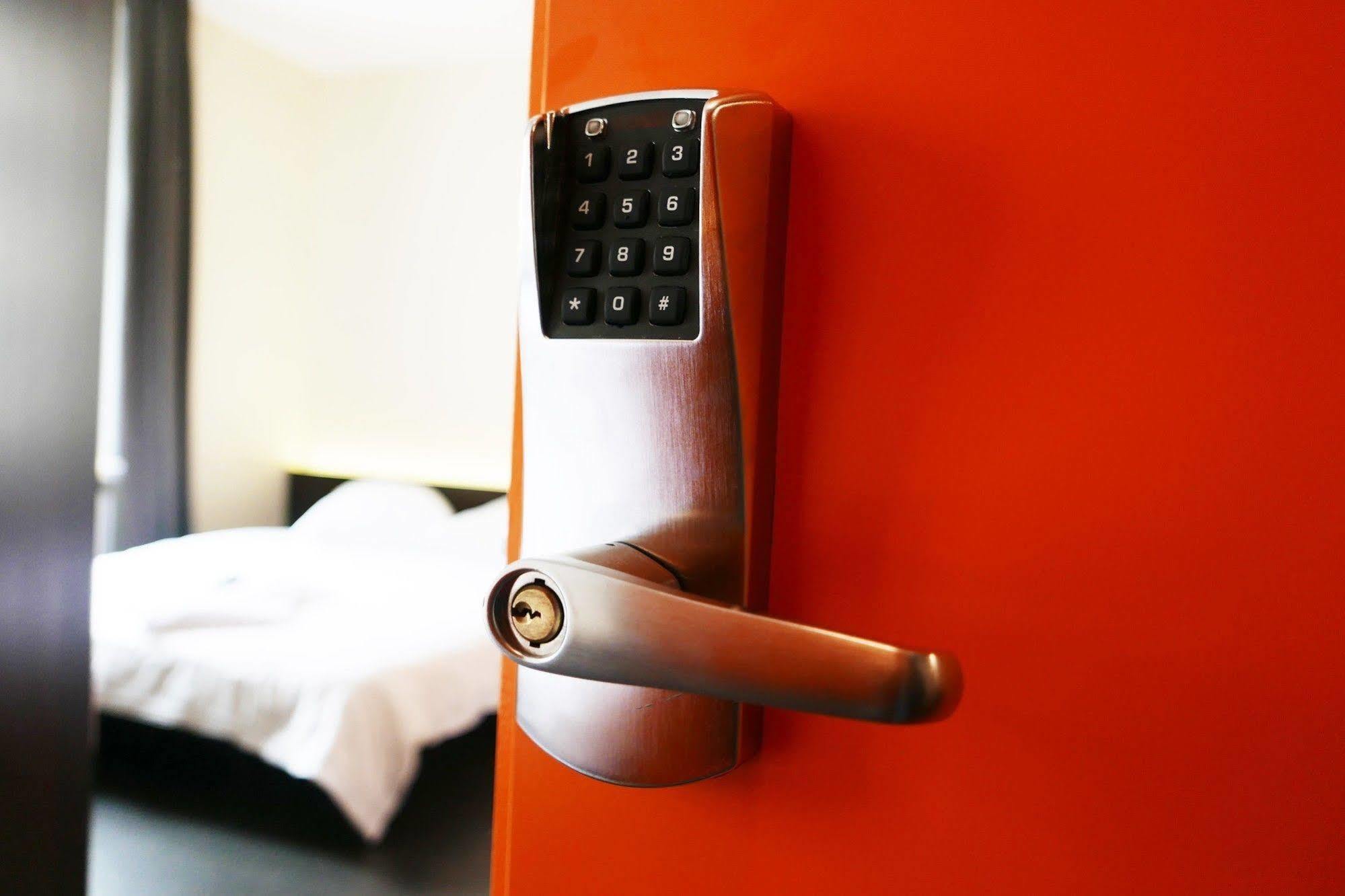 Easyhotel Zuerich City Centre Ngoại thất bức ảnh